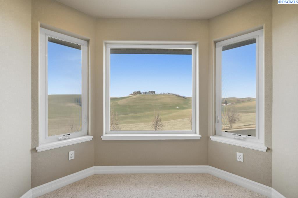 820 NW Palouse View Ct