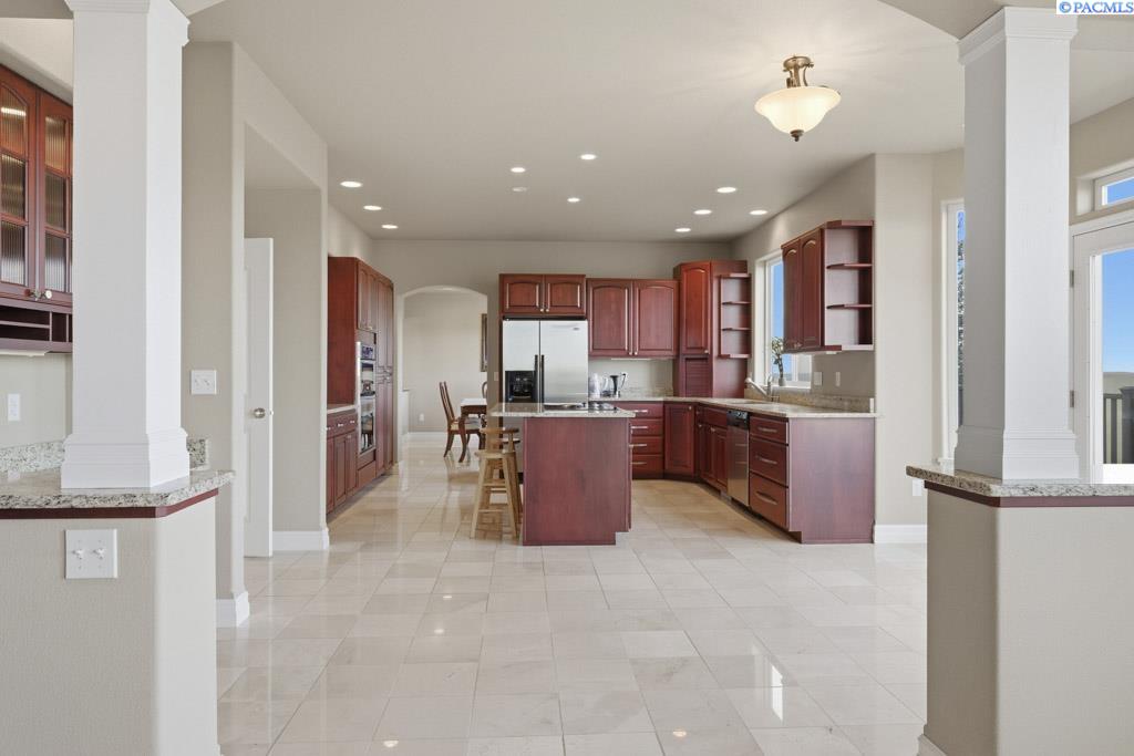 820 NW Palouse View Ct