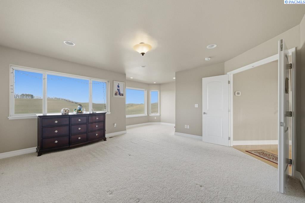 820 NW Palouse View Ct