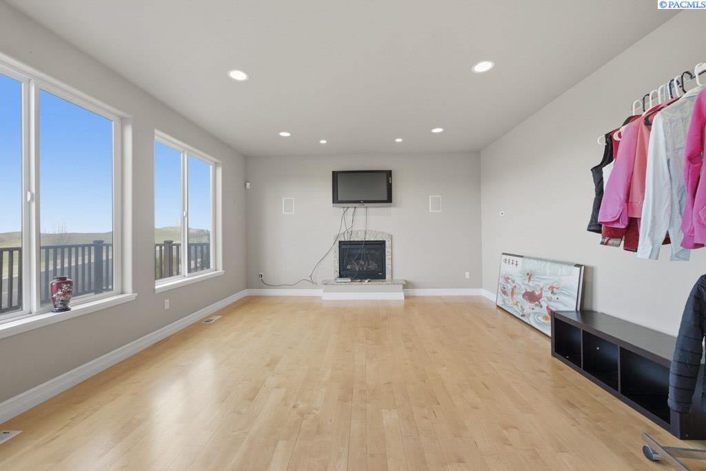 820 NW Palouse View Ct