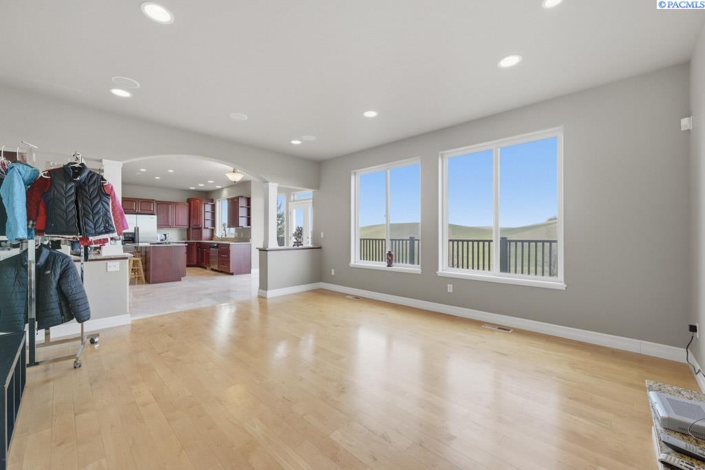 820 NW Palouse View Ct