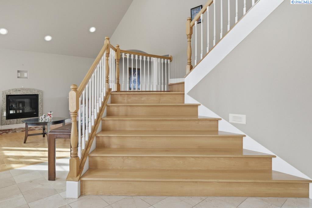 820 NW Palouse View Ct