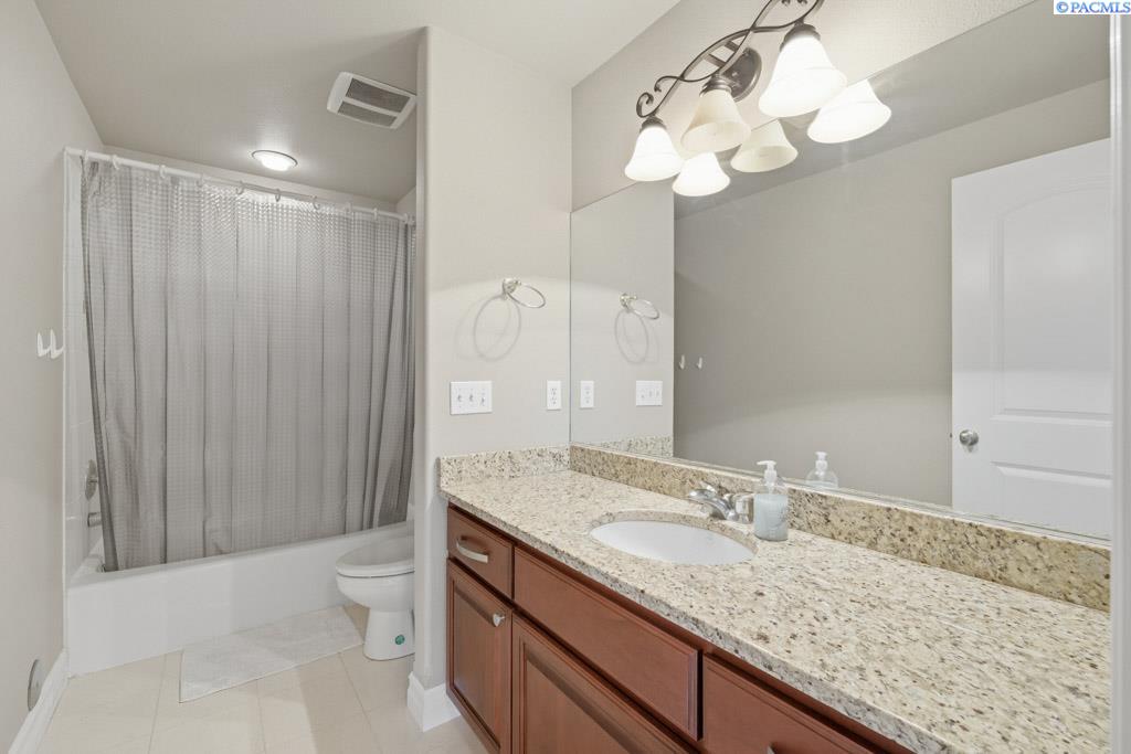 820 NW Palouse View Ct