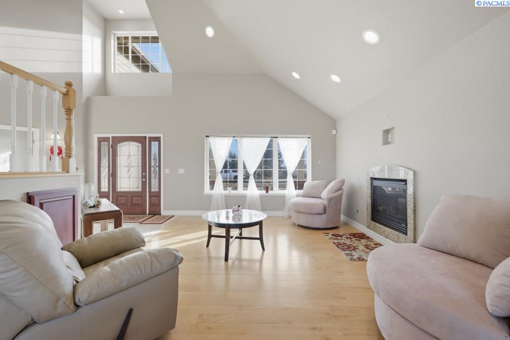 820 NW Palouse View Ct