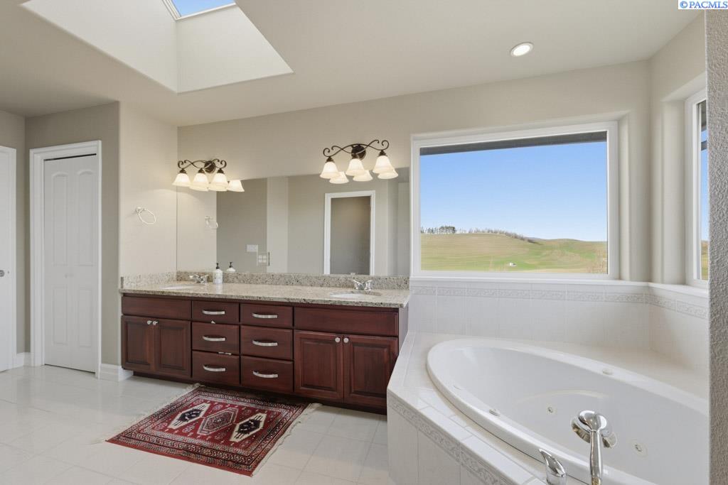 820 NW Palouse View Ct