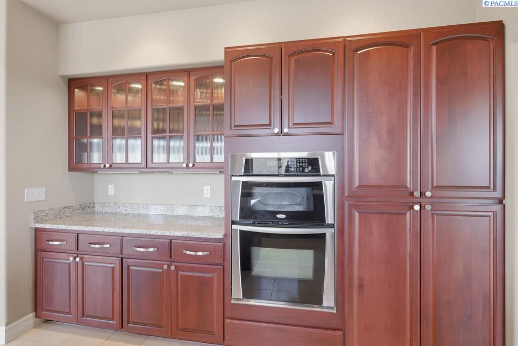 820 NW Palouse View Ct