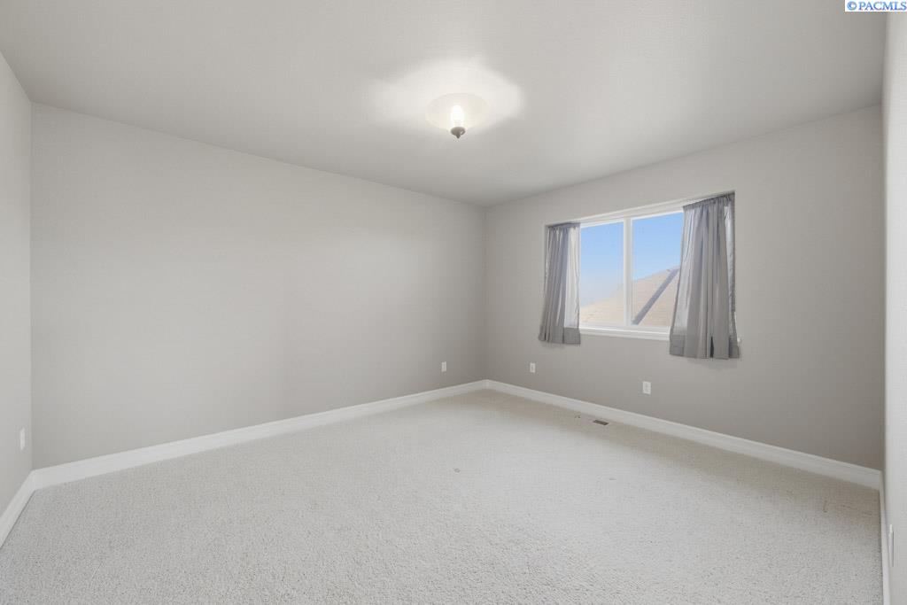 820 NW Palouse View Ct