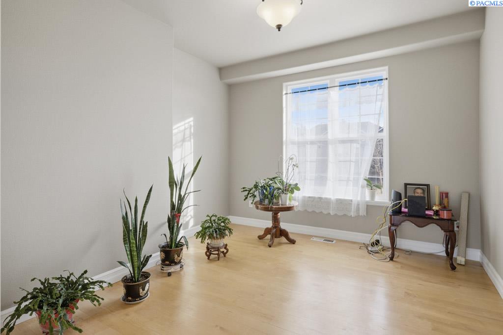 820 NW Palouse View Ct