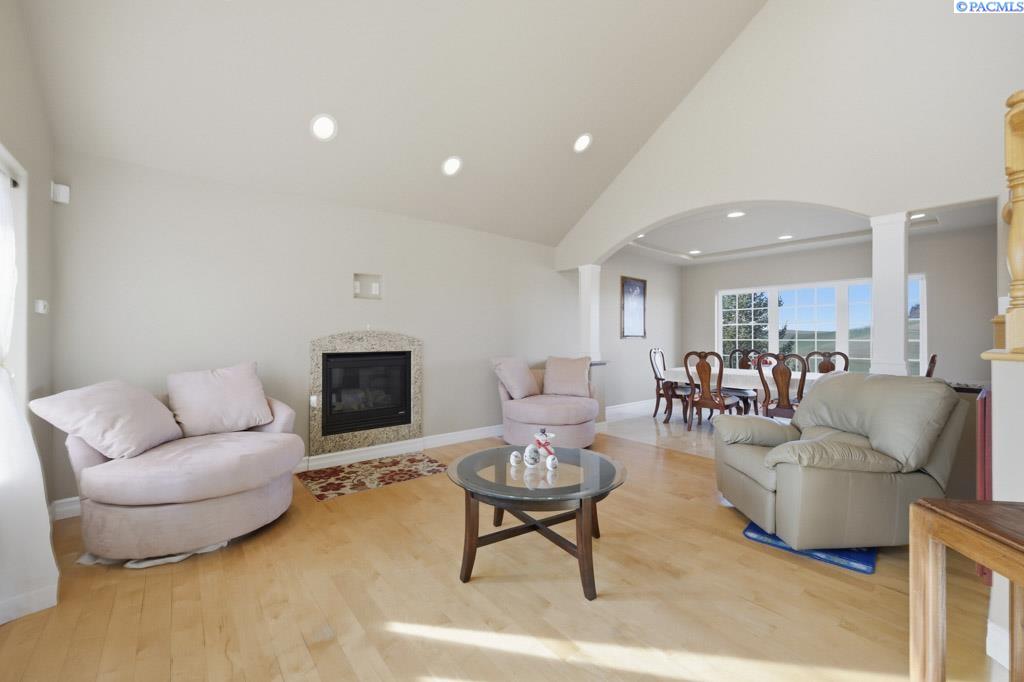 820 NW Palouse View Ct
