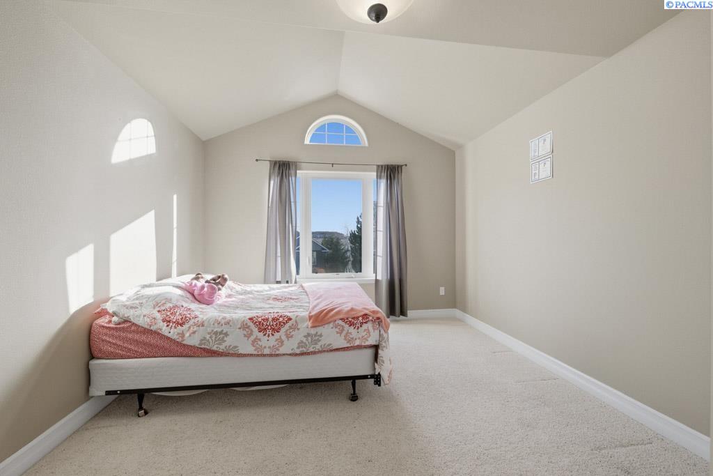 820 NW Palouse View Ct