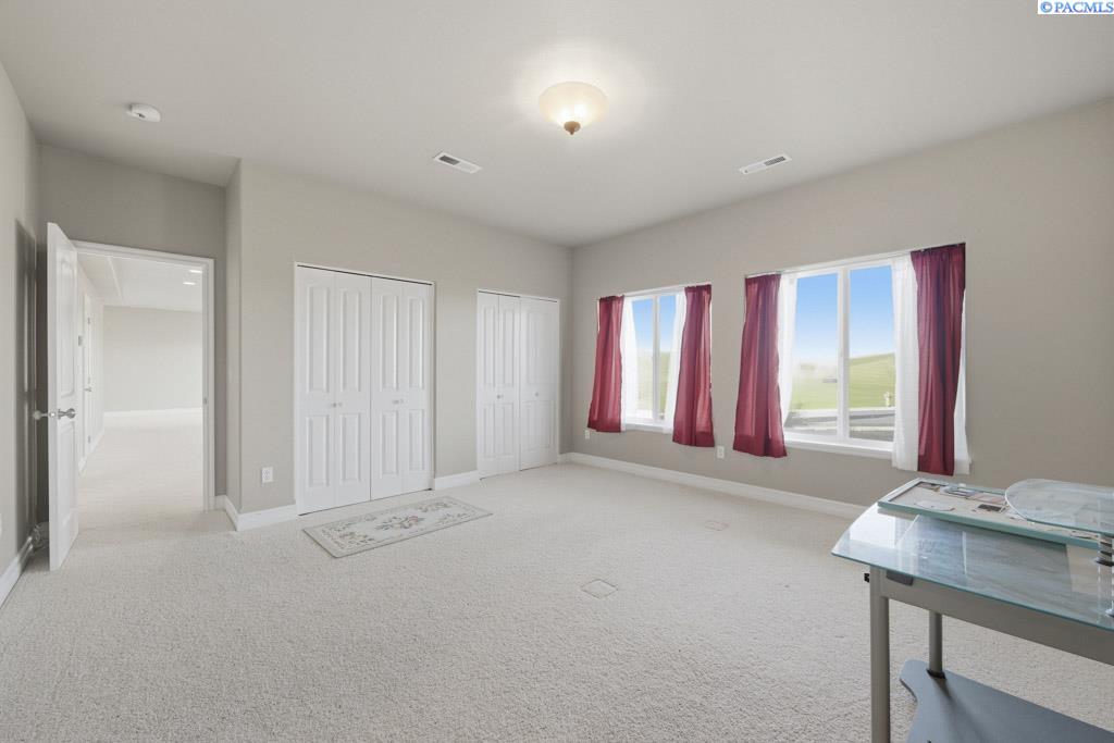 820 NW Palouse View Ct