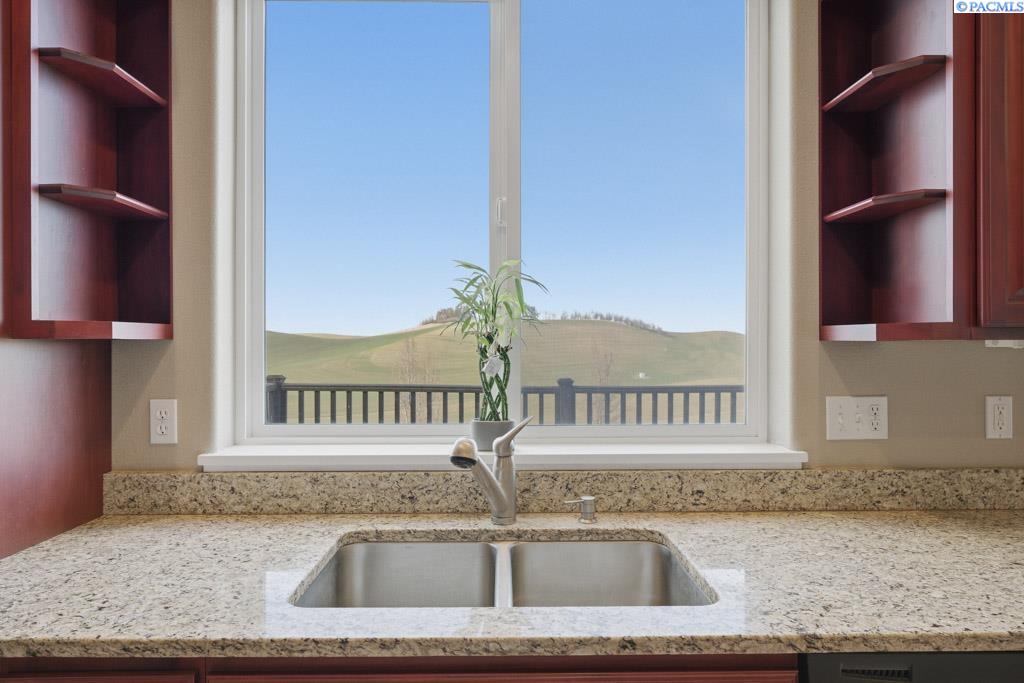 820 NW Palouse View Ct