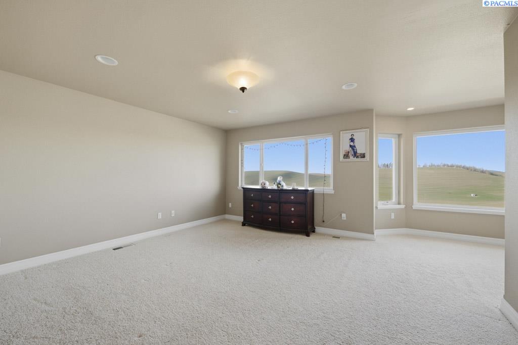 820 NW Palouse View Ct