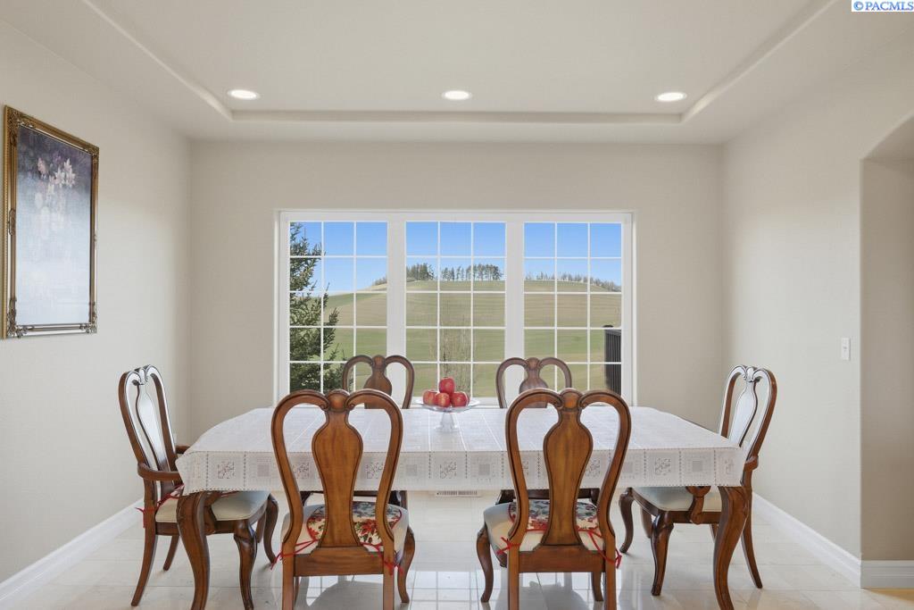 820 NW Palouse View Ct