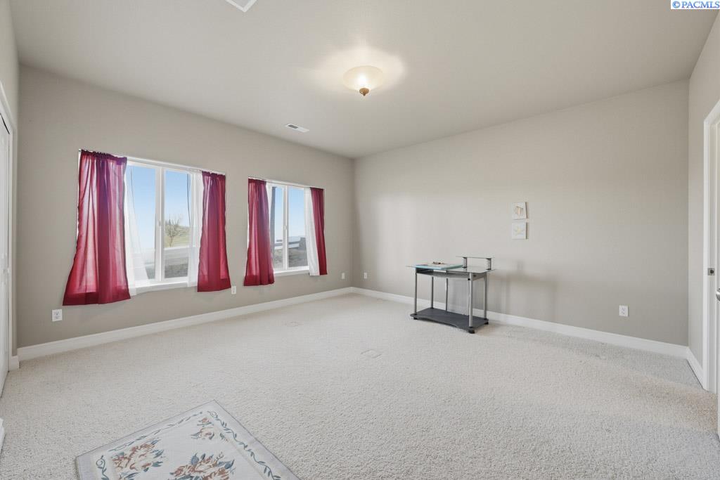 820 NW Palouse View Ct