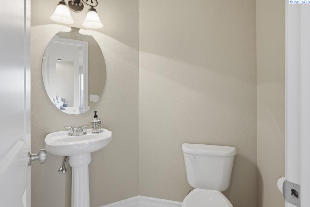 820 NW Palouse View Ct