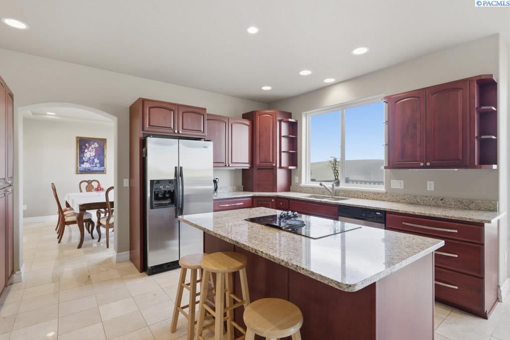 820 NW Palouse View Ct