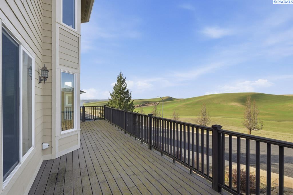 820 NW Palouse View Ct