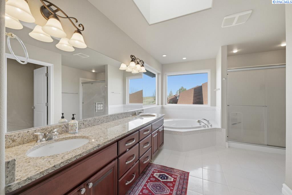 820 NW Palouse View Ct