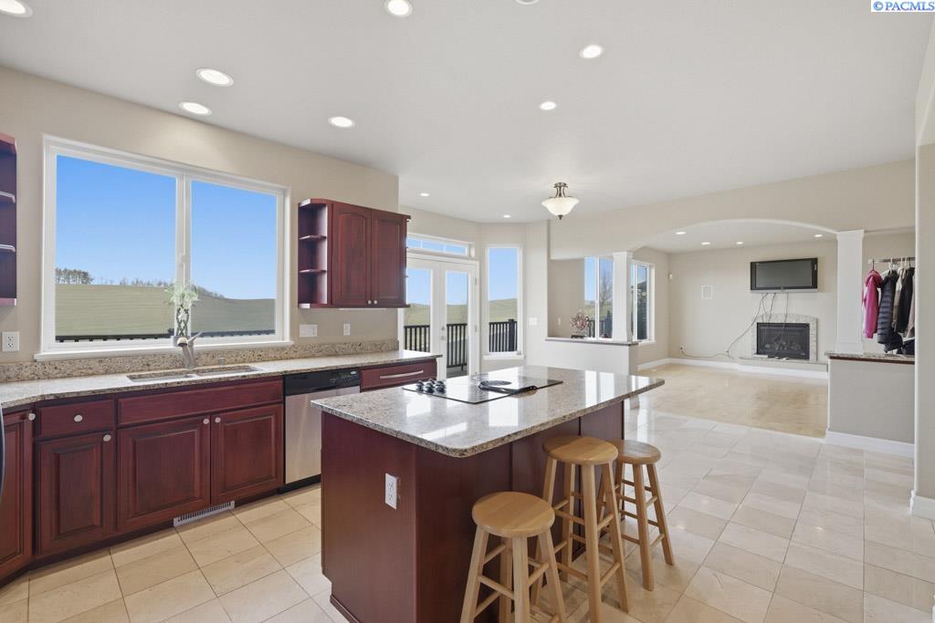 820 NW Palouse View Ct