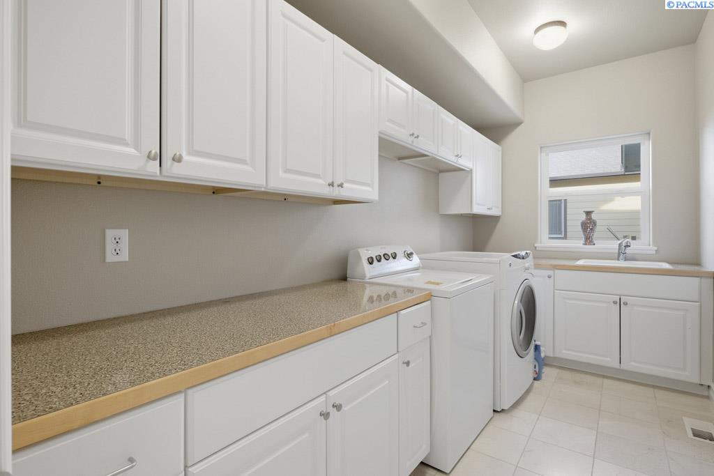 820 NW Palouse View Ct