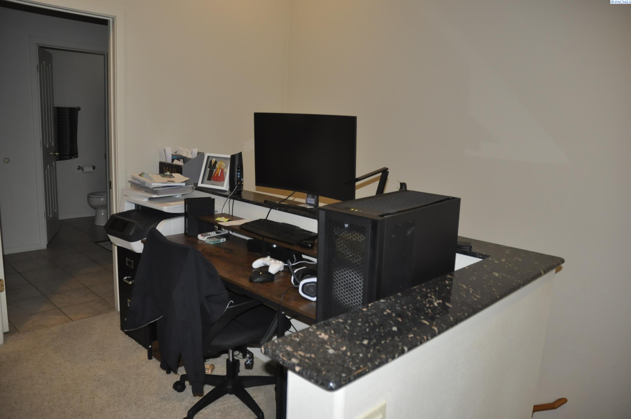 580-582 SE Shoemaker Pl