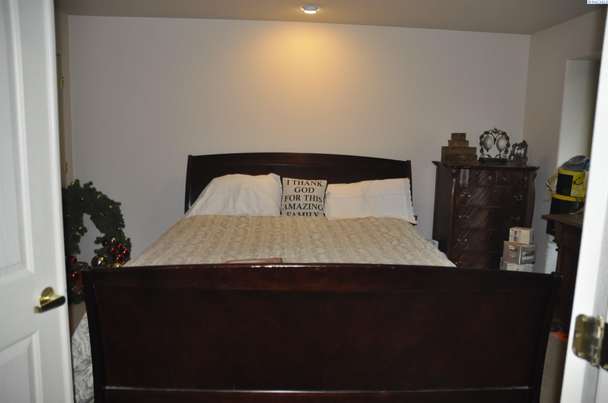 580-582 SE Shoemaker Pl