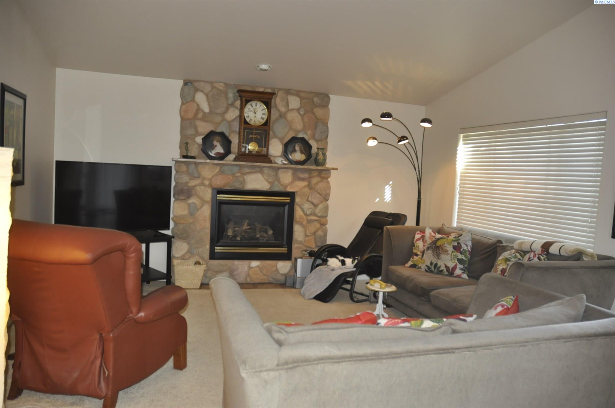 580-582 SE Shoemaker Pl