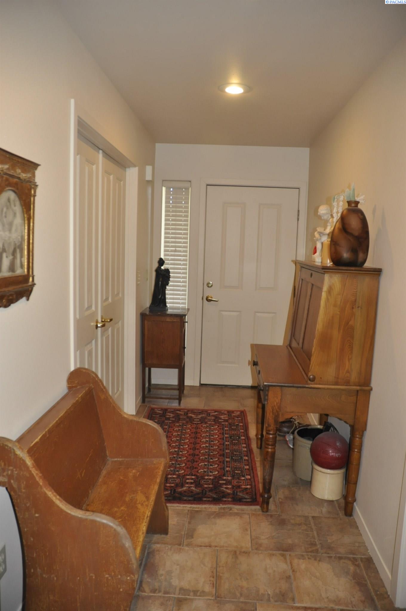 580-582 SE Shoemaker Pl