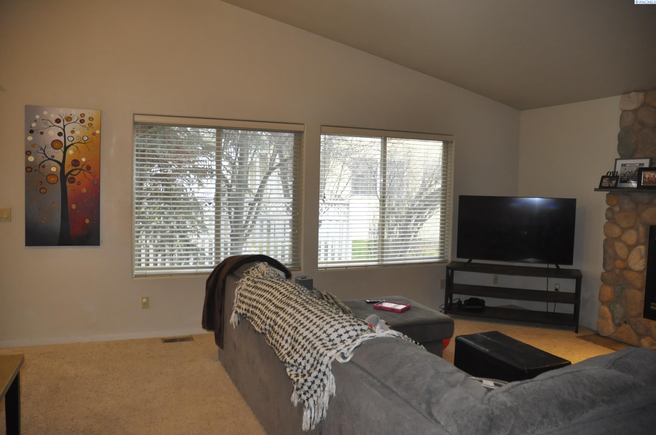 580-582 SE Shoemaker Pl