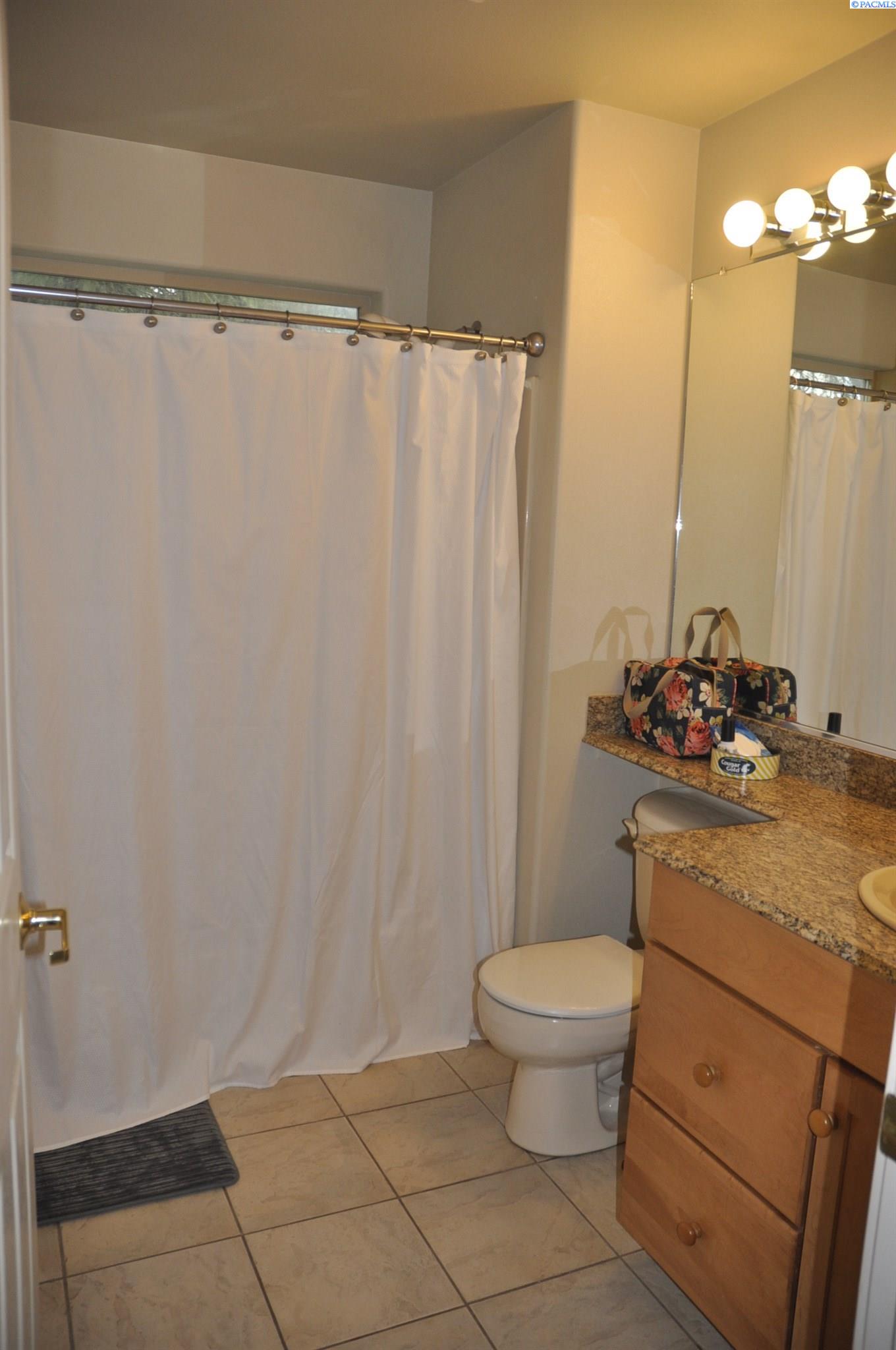 580-582 SE Shoemaker Pl