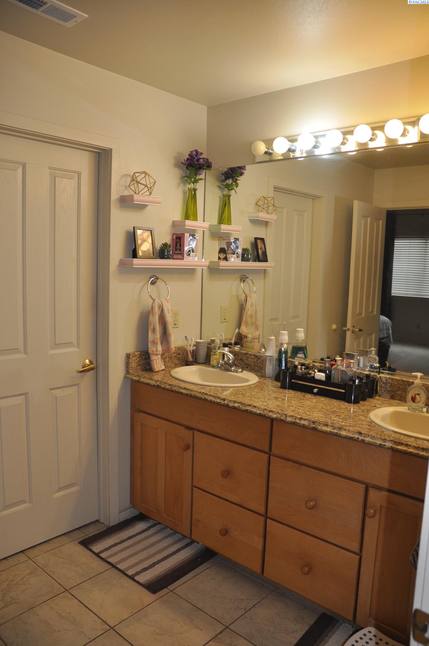 580-582 SE Shoemaker Pl