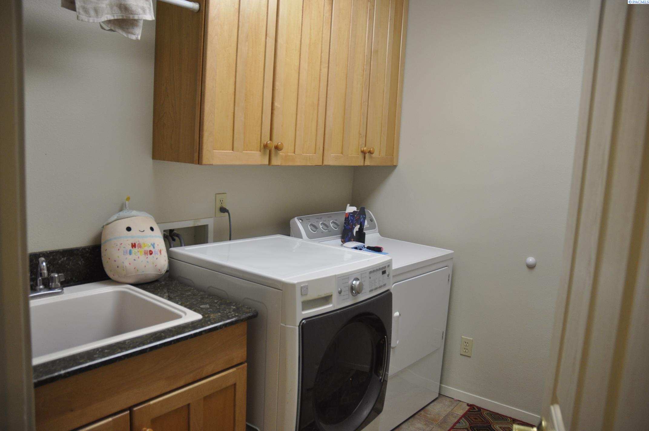 580-582 SE Shoemaker Pl