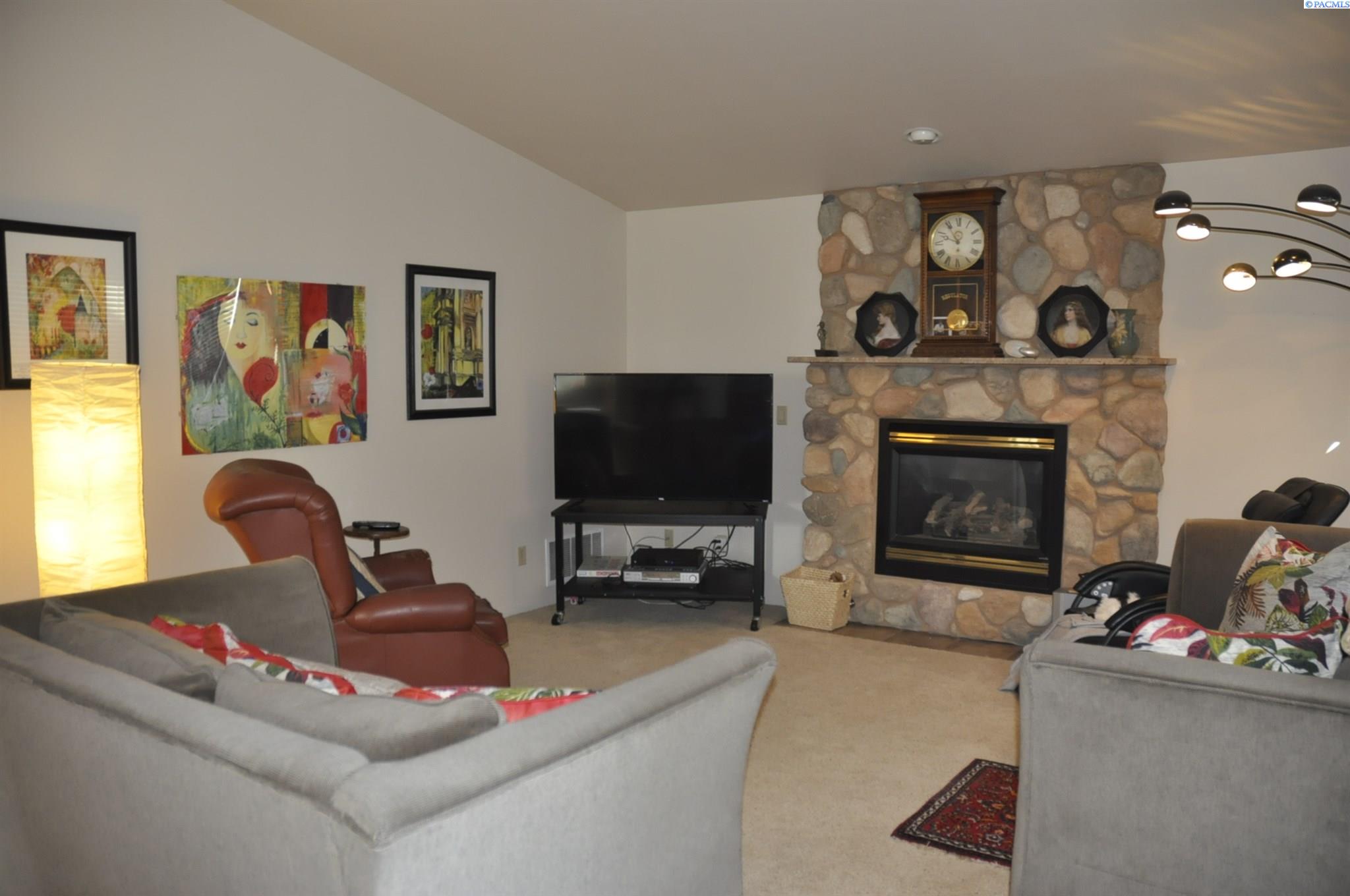 580-582 SE Shoemaker Pl