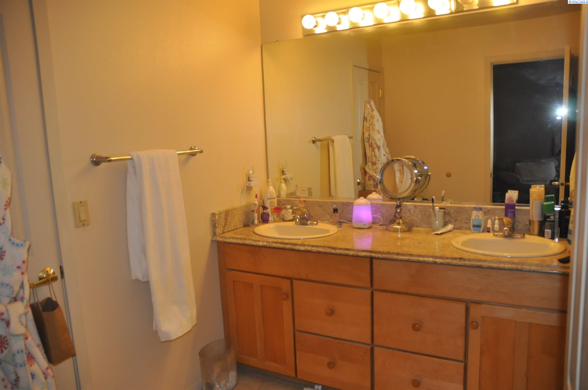 580-582 SE Shoemaker Pl