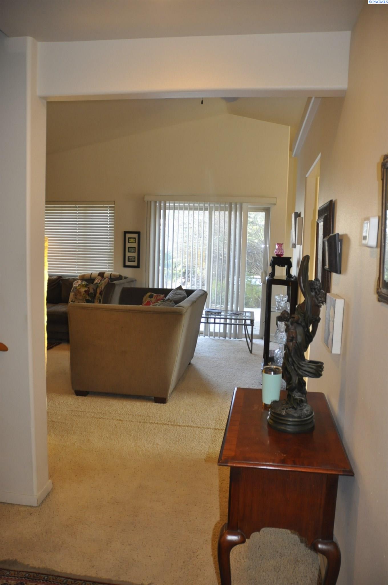 580-582 SE Shoemaker Pl