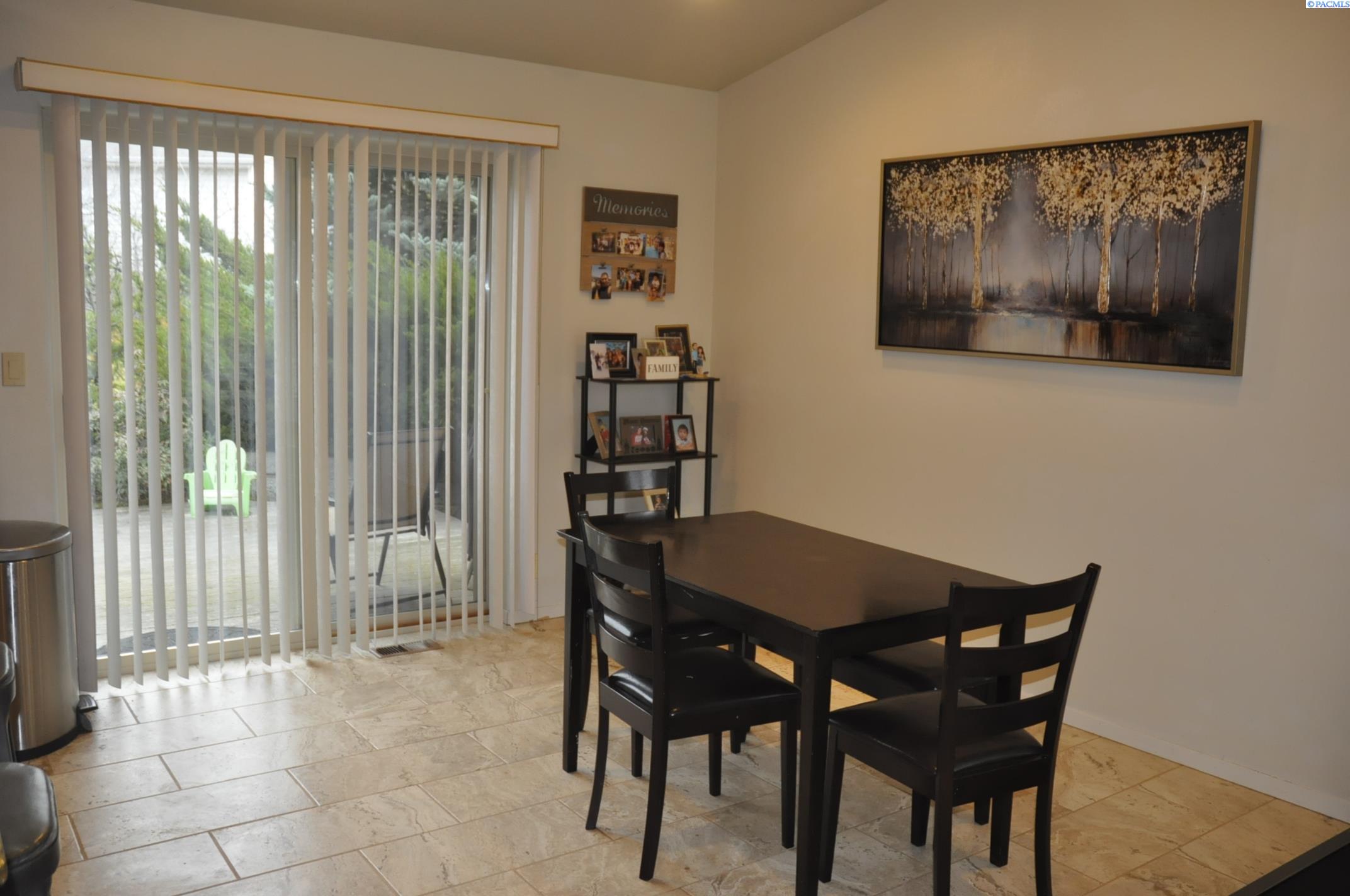 580-582 SE Shoemaker Pl