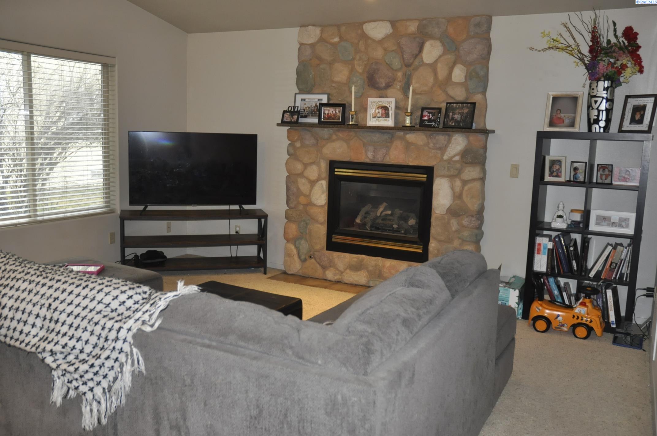 580-582 SE Shoemaker Pl