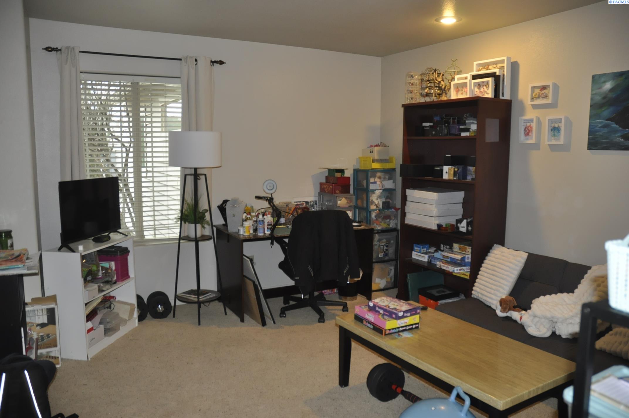 580-582 SE Shoemaker Pl