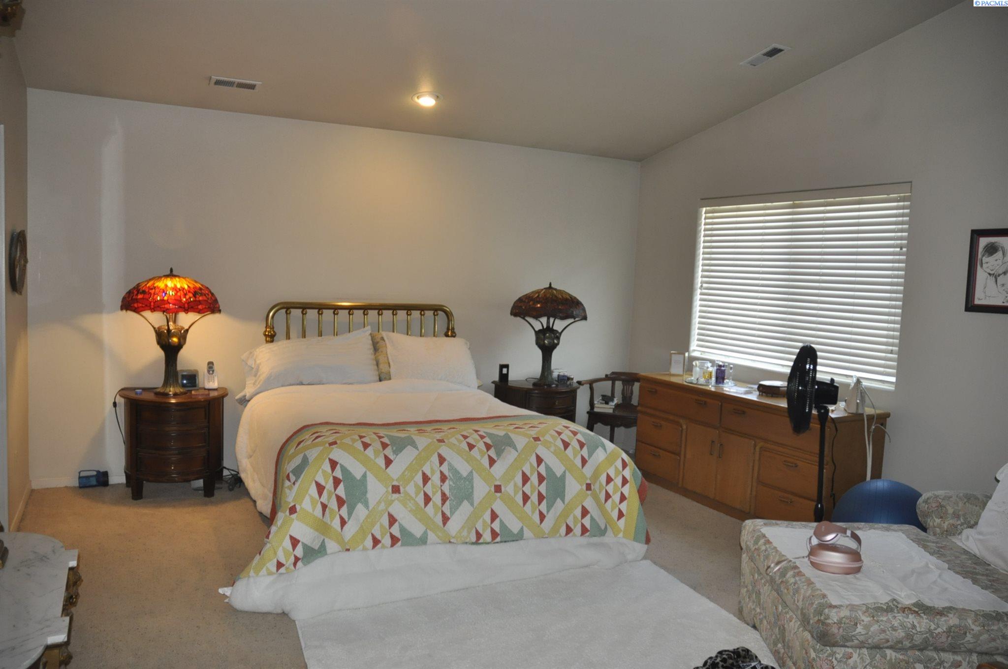 580-582 SE Shoemaker Pl