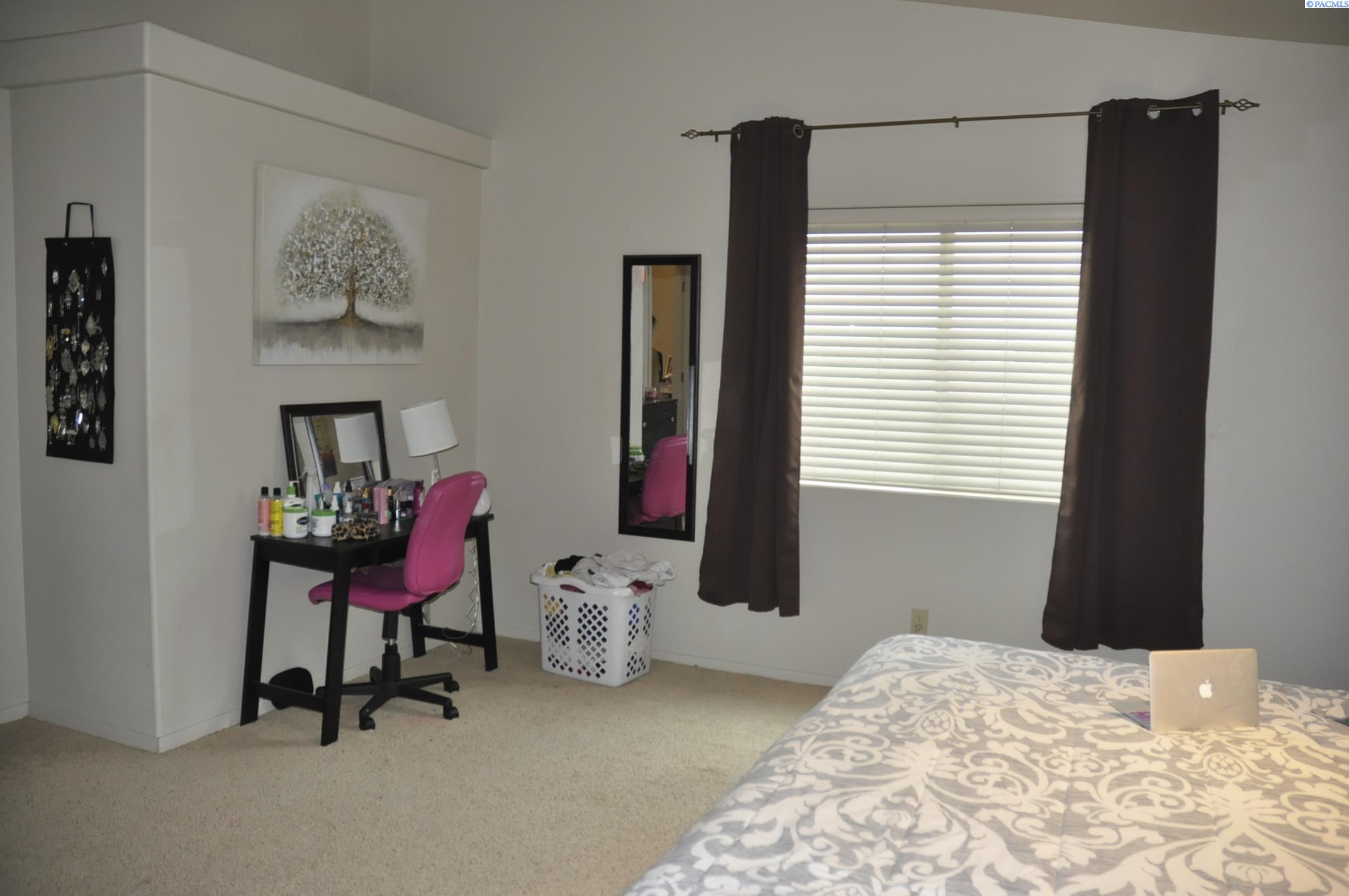 580-582 SE Shoemaker Pl