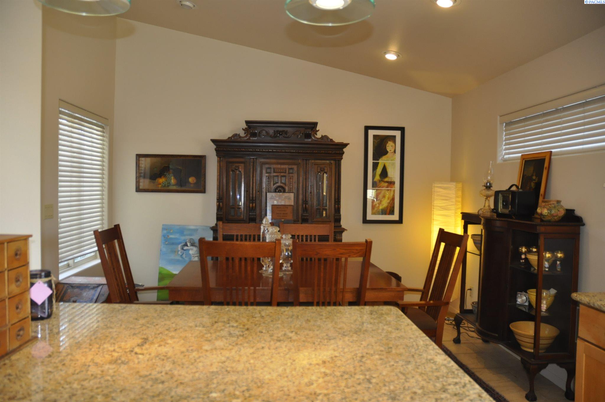 580-582 SE Shoemaker Pl