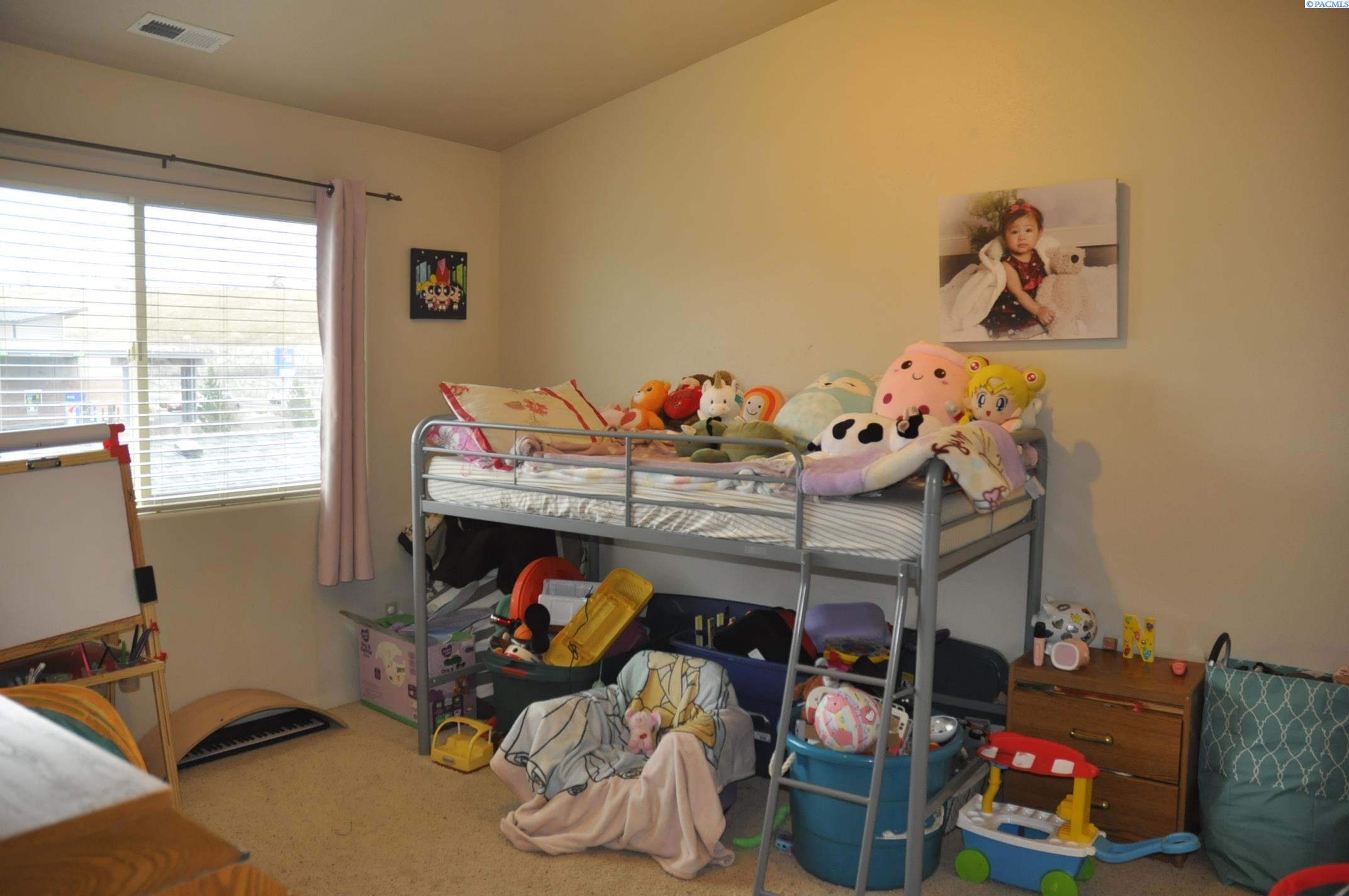 580-582 SE Shoemaker Pl