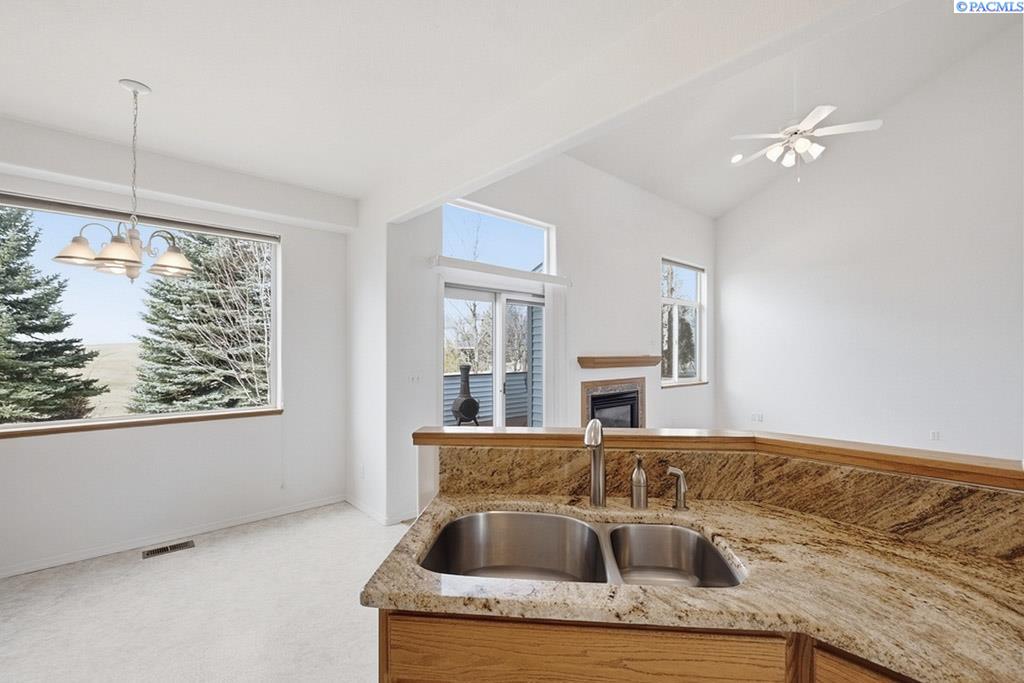 1225 SW Campus View Dr