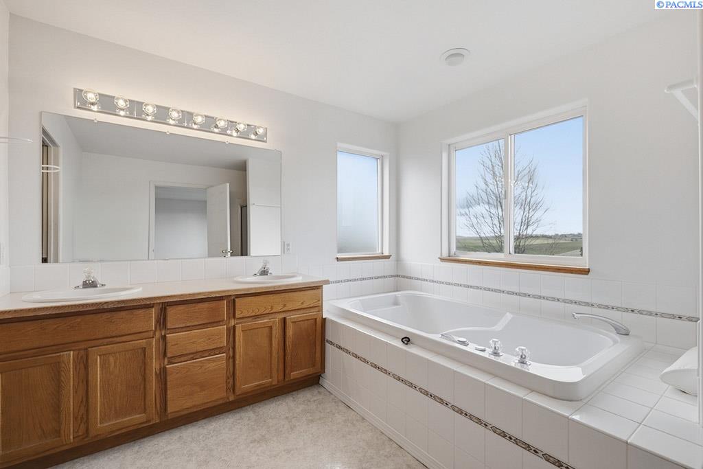 1225 SW Campus View Dr