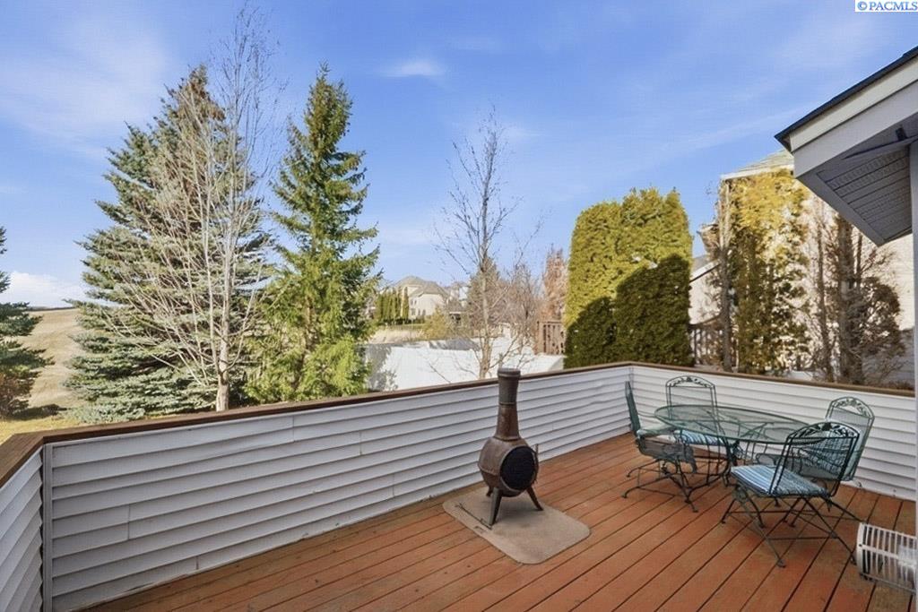 1225 SW Campus View Dr