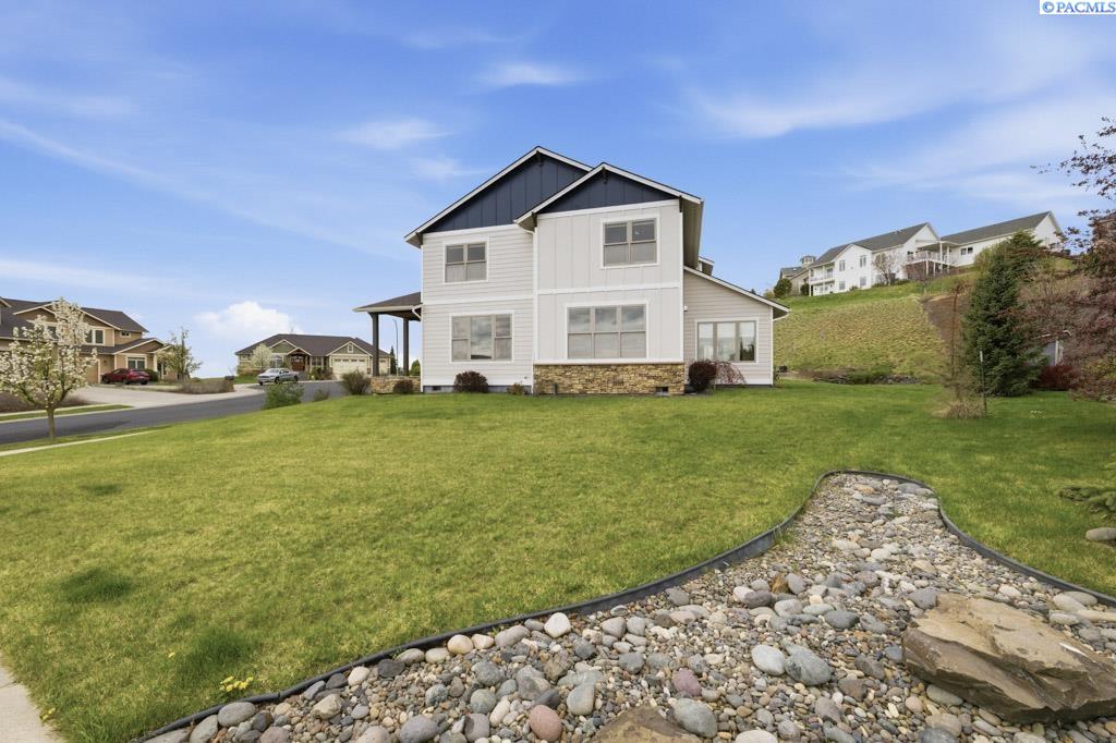 200 SW Barclay Ct.