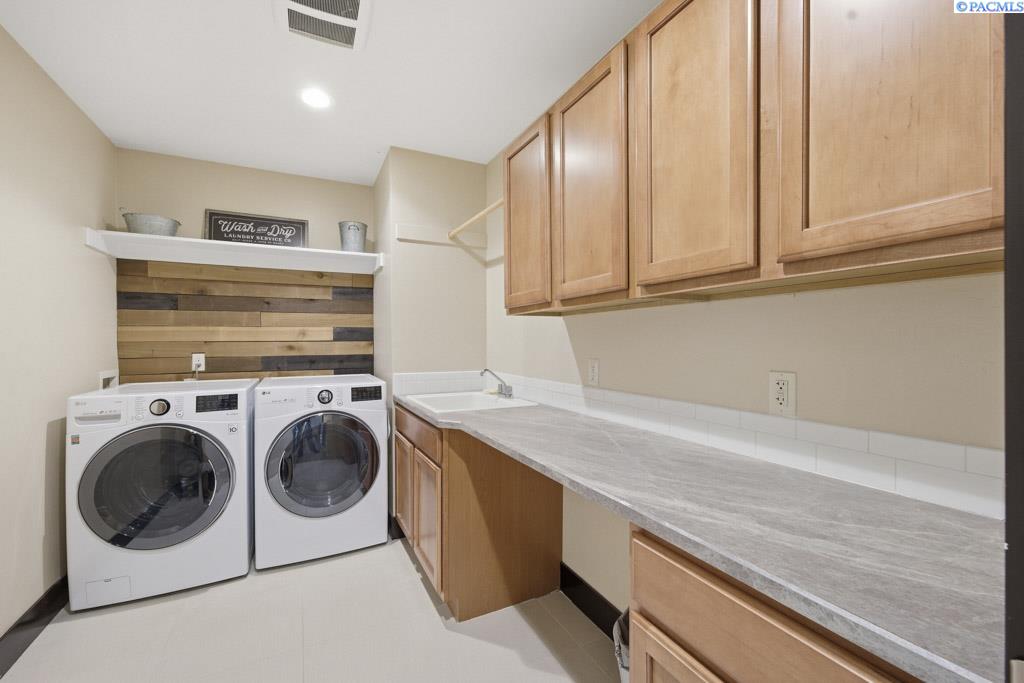 200 SW Barclay Ct.