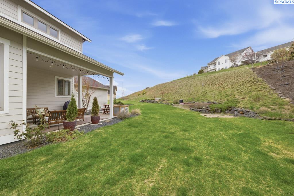 200 SW Barclay Ct.