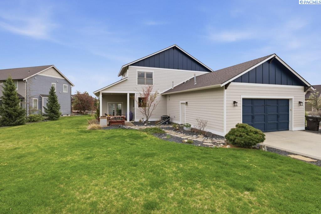 200 SW Barclay Ct.
